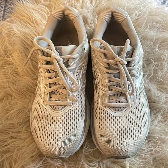 Brooks light gray Ghost 12 women’s running shoes - Picture 2 of 12